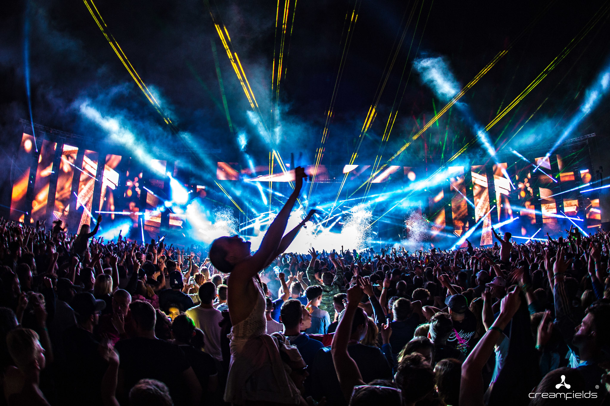 友博娱乐 -里程碑夜！成都蓉城调整名单，荷甲今晨刷纪录，气氛紧张，更衣室氛围转暖 